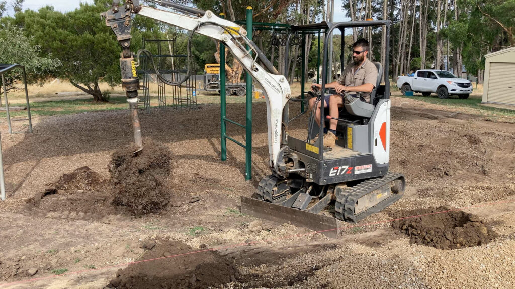 get the job done with ease - Bobcat E17 mini excavator